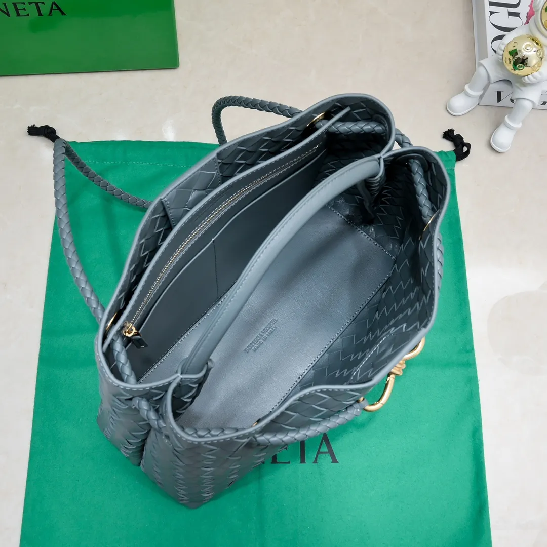 The 2023 new Andiamo batch of 2260 BV has been shipped‼ ️Really popular🔥The new Andiamo woven handbag launched by Bottega Veneta this season is really popular all over the world! ! Celebrities at home and abroad have worn it, and Oscar-winning actress Michelle Yeoh has taken it out on the street. Song Jia, Trai Yara, Yu Feihong, Sanji Ayaka, Rosie Hunting-Whiteley, Yoshioka Riho, etc. have all picked up this bag. It is classic and versatile, showing off its temperament, and the bag capacity is also large, which is very convenient for daily commuting! ! A variety of carrying methods, the shoulder straps can be adjusted by yourself, the original lambskin feels soft and delicate, and the unisex style breaks gender boundaries and brings a more practical and longer-lasting use experience. Andiamo, which has both elegant and casual styles, perfectly interprets the true appearance of "fashionable old money style". Style number: 8463 Size: 32*24*12